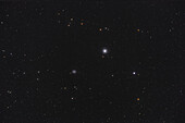 Dies ist das Paar ungleicher Kugelsternhaufen, Messier 53 (rechts) und NGC 5053 in Coma Berenices. M53 ist ein reicher Sternhaufen, während NGC 5053 schwächer und eher schwach besiedelt ist. Der Unterschied liegt in der Natur der Sache, denn beide Haufen sind etwa 53.000 Lichtjahre voneinander entfernt. Der hellste Stern unten rechts ist Diadem, oder Alpha Comae Barenices. Eine Reihe von schwachen und winzigen IC-, PGC- und UGC-Galaxien sind über das Feld verteilt.