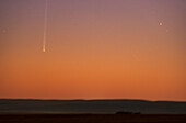 Komet Nishimura (C/2023 P1), links, aufgenommen kurz nach dem Aufgang am Himmel in der Morgendämmerung am 10. September 2023, als sich der Himmel mit den Farben der Morgendämmerung aufzuhellen begann. Der Komet befand sich zu diesem Zeitpunkt nur etwa 2º über dem Horizont.