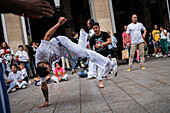 Mitglieder der Mestre Branco Capoeira Escola demonstrieren auf der Straße während der Fiestas von El Pilar in Zaragoza, Aragonien, Spanien