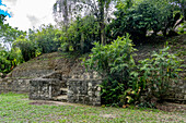 Struktur 218, Wohnpalast auf der Plaza E in den Maya-Ruinen im Yaxha-Nakun-Naranjo-Nationalpark, Guatemala.