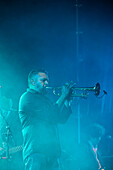 Calexico spielen live im Jardin de Invierno von Zaragoza während der Fiestas del Pilar, Spanien.