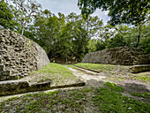 Ballspielplatz 1 auf der Plaza D der Maya-Ruinen im Yaxha-Nakun-Naranjo-Nationalpark, Guatemala.