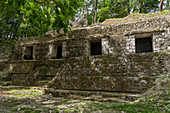Struktur 389, eine Wohnstruktur auf der Südakropolis der Maya-Ruinen im Yaxha-Nakun-Naranjo-Nationalpark, Guatemala.