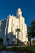 Erstes Licht in der Morgendämmerung am St. George Utah Tempel der Kirche Jesu Christi der Heiligen der Letzten Tage in St. George, Utah. Er war der erste Tempel in Utah, der 1871 eingeweiht wurde.