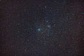 Die Sternhaufen Messier 46 (links) und Messier 47 (rechts) in Puppis, in einer Weitwinkel-Teleaufnahme, die das Gesichtsfeld eines Fernglases simuliert. Die Sternhaufen NGC 2423 (oberhalb von M47) und Mel71 (oben) sind ebenfalls im Bild zu sehen. Der kleine, in M46 eingebettete Planet NGC 2438 ist nur als grüner Punkt zu erkennen.