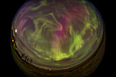 Ein 360°-Fischaugenblick auf die Große April-Aurora vom 23. April 2023, von zu Hause in Süd-Alberta, Kanada. Der Kp-Wert erreichte an diesem Tag 7 bis 8. Der Große Wagen ist über dem Zentrum. Dieser Blick geht nach Norden.