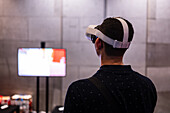 Junger Mann spielt mit dem Meta Quest 2 All-in-One VR-Headset während des ZGamer, einem Festival für Videospiele, digitale Unterhaltung, Brettspiele und YouTuber während der El Pilar Fiestas in Zaragoza, Aragon, Spanien