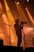 Calexico spielen live im Jardin de Invierno von Zaragoza während der Fiestas del Pilar, Spanien.