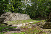 Struktur 396 des Ballspielplatzes 1 in der Südakropolis der Maya-Ruinen im Yaxha-Nakun-Naranjo-Nationalpark, Guatemala.