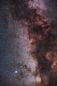 Diese Aufnahme zeigt die Milchstraße vom hellen Stern Altair in Aquila (unten links) bis zu Albireo in Cygnus (oben rechts). Dazwischen liegen die kleinen Sternbilder Sagitta der Pfeil und Vulpecula der Fuchs.