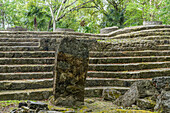 Stele 36 und Säulentempel auf der Plaza B der Maya-Ruinen im Yaxha-Nakun-Naranjo-Nationalpark, Guatemala.