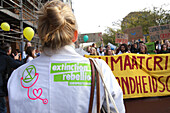 Umweltaktivisten von Extinction Rebellion nehmen am 12. November 2023 in Amsterdam, Niederlande, am Marsch für Klima und Gerechtigkeit teil. Die Demonstranten fordern von der niederländischen Regierung und den führenden Politikern der Welt Maßnahmen zur Bekämpfung des Klimawandels, der immer wieder Hitzerekorde bricht und tiefgreifende Veränderungen für alles Leben auf der Erde mit sich bringt. Schätzungsweise 70.000 Menschen haben am Sonntag am Klimamarsch in Amsterdam teilgenommen, so die Stadtverwaltung von Amsterdam.