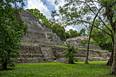 Die Nordakropolis in den Maya-Ruinen im Yaxha-Nakun-Naranjo-Nationalpark, Guatemala.