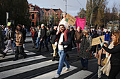 Umweltaktivisten und Unterstützer nehmen am 12. November 2023 in Amsterdam, Niederlande, am Marsch für Klima und Gerechtigkeit teil. Die Demonstranten fordern von der niederländischen Regierung und den führenden Politikern der Welt Maßnahmen zur Bekämpfung des Klimawandels, der immer wieder Hitzerekorde bricht und tiefgreifende Veränderungen für alles Leben auf der Erde mit sich bringt. Schätzungsweise 70.000 Menschen haben am Sonntag an dem Klimamarsch in Amsterdam teilgenommen, so die Stadtverwaltung von Amsterdam.