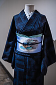 Kimono komon aus der Heisei-Ära. Nagoya obi aus der Showa-Ära in Shioze Habutae-Seide.