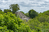 Blick auf die Struktur 142 von der Spitze der Struktur 117 in den Maya-Ruinen im Yaxha-Nakun-Naranjo-Nationalpark, Guatemala. Struktur 142 befindet sich in der nördlichen Akropolis. Blick auf den Yaxha-See von der Spitze der Struktur 117 in den Maya-Ruinen im Yaxha-Nakun-Naranjo-Nationalpark, Guatemala. Struktur 117 ist ein hoher, nicht ausgegrabener Hügel in einem größeren astronomischen Komplex.