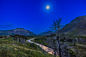 Eine mondbeschienene Szene des Blakiston Valley im Waterton Lakes National Park, Alberta, 29. Mai 2023. Der zunehmende Gibbous-Mond ist oben im Bild und sorgt für die Beleuchtung des Blakiston Creek. Das Mondlicht hat die gleiche Farbtemperatur wie das Sonnenlicht, so dass eine Szene bei einer Langzeitbelichtung wie dieser wie Tageslicht aussieht.
