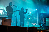 Calexico spielen live im Jardin de Invierno von Zaragoza während der Fiestas del Pilar, Spanien.
