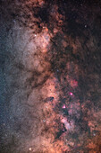 Dieses Bild zeigt die reiche Sammlung von Sternwolken und Nebeln entlang der Milchstraße vom nördlichen Sagittarius (unten) bis zum Skutum (oben). Es umfasst zwei prominente Sternwolken: die Kleine Sagittarius-Sternwolke, auch bekannt als Messier 24, unten und die Scutum-Sternwolke oben.