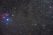 Dies ist das Feld in der Nähe des hellen Sterns Gamma Cassiopeiae, oder Navi, links, mit den Reflexionsnebeln IC 63 (unten) und IC 59, auch bekannt als der Geist von Cassiopeia, über dem hellen Stern. Rechts unten befindet sich der Sternhaufen NGC 129, während oben in der Mitte der lockere Haufen NGC 225, auch bekannt als Segelboothaufen, zu sehen ist. In seiner Nähe befindet sich ein kleiner Fleck mit Reflexionsnebel, der im Tri-Atlas als van denBurgh 4 bezeichnet wird. In anderen Atlanten war er nicht eingezeichnet. Viele orangefarbene Riesensterne durchziehen das Gebiet.