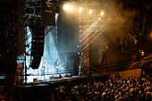 Calexico spielen live im Jardin de Invierno von Zaragoza während der Fiestas del Pilar, Spanien.