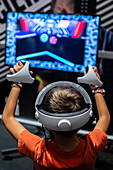 Ein Junge spielt mit dem Meta Quest 2 All-in-One VR-Headset während des ZGamer, einem Festival für Videospiele, digitale Unterhaltung, Brettspiele und YouTuber während der El Pilar Fiestas in Zaragoza, Aragonien, Spanien