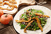 Green salad with pumpkin wedges