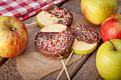 Apple slices with chocolate