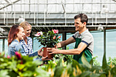 Verkäufer und Kundinnen im Gartencenter