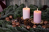 Kerzen mit Weihnachtsgedeck