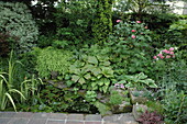 Herbaceous border with pond