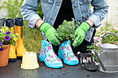 Upcycling - Plant in rubber boots