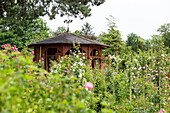 Pavillon im Rosengarten