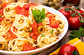 Spaghetti mit Tomaten und Oliven