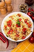 Spaghetti mit Tomaten und Oliven