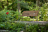 Sitzbank im Gartenambiente