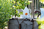 Kaffeegedeck mit Garten