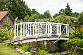 Holzbrücke über Teich