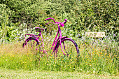 ausgefallene Gartendekoration - pinkes Fahrrad 