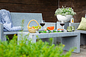 Sommer - gedeckter Gartentisch