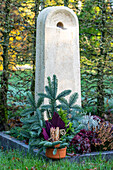 Grave design - Gravestone and flower arrangement