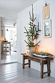 Flur im skandinavischen Stil mit Hozbank und Adventsgesteck