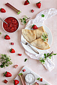 Crêpes mit Erdbeer-Rhabarber-Kompott