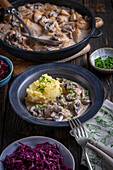 Hähnchen in Pilzsauce, Kartoffelstampf und Rotkohl