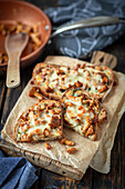 Geröstetes Brot mit Pfifferlingen und Mozzarella