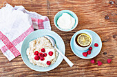 Oat porridge with raspberries and yoghurt