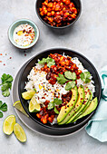 Veggie-Taco-Bowl mit Kidneybohnen und Avocado