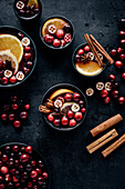 Punsch mit Cranberrys, Zimt, Orange und Anissternen