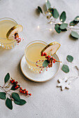 Weißer Weihnachtspunsch mit Birne und Zimt