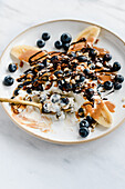 Bananensplit mit Blaubeeren und Joghurt